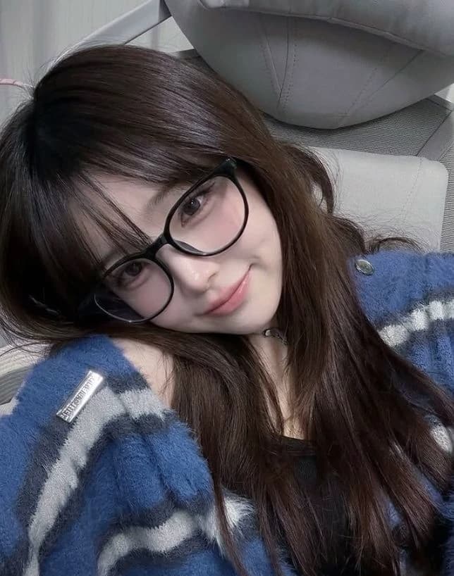 Amelia (the quiet nerd is secretly you girlfriend)  thumbnail