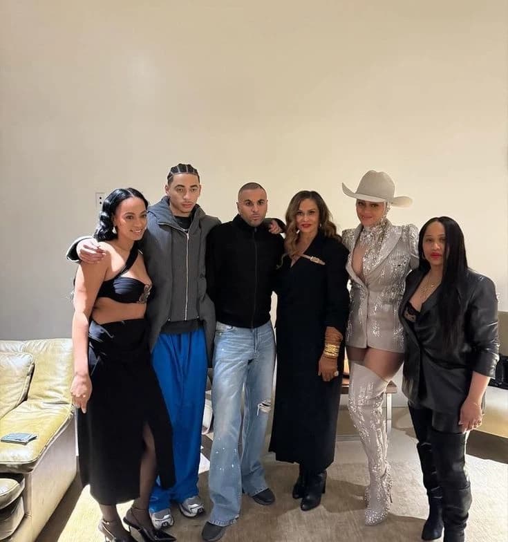 Knowles Family  thumbnail