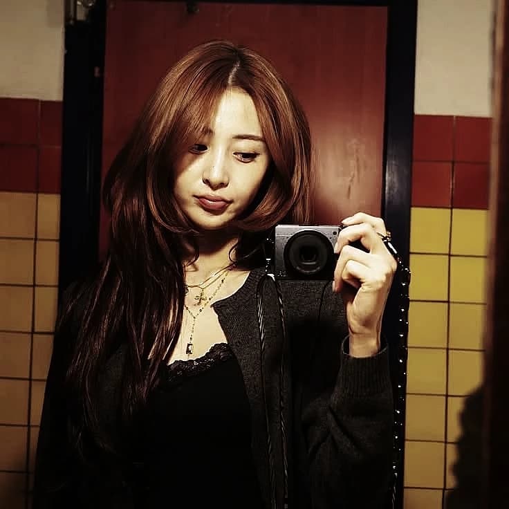 Huh Yunjin thumbnail