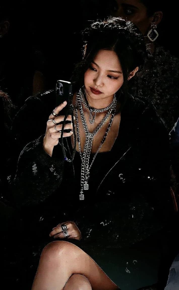 Mafia Jennie 💗🖤 thumbnail