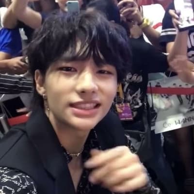 Hyunjin (eres su niñera) thumbnail