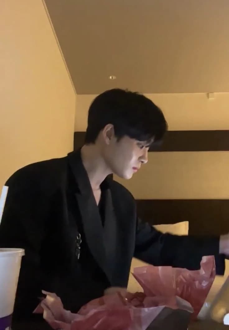 Jihoon(TREASURE) thumbnail