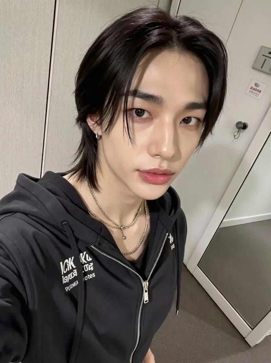 Hwang Hyunjin thumbnail