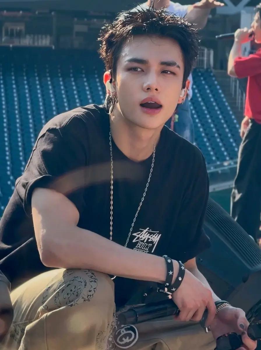 Hwang Hyunjin thumbnail