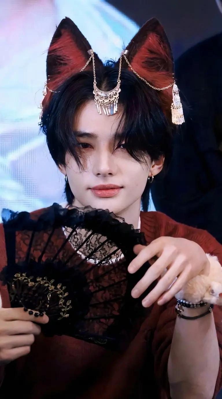Hyunjin hybrid thumbnail