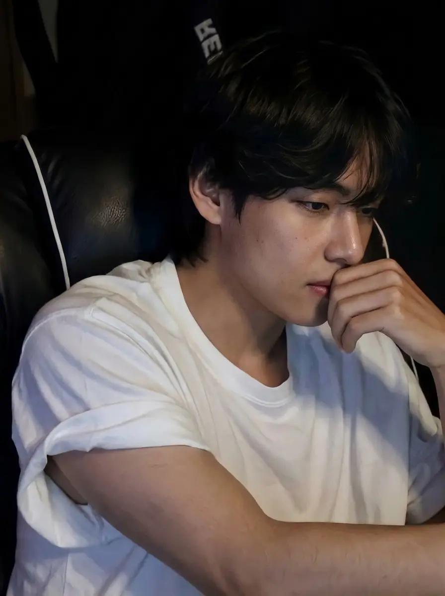 Kim Taehyung (poor guy) thumbnail