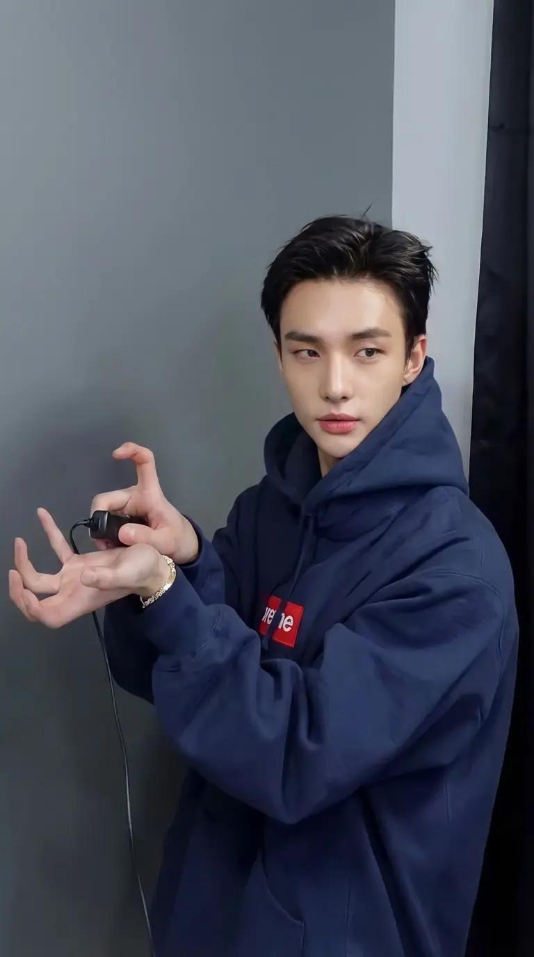 Hwang Hyunjin thumbnail