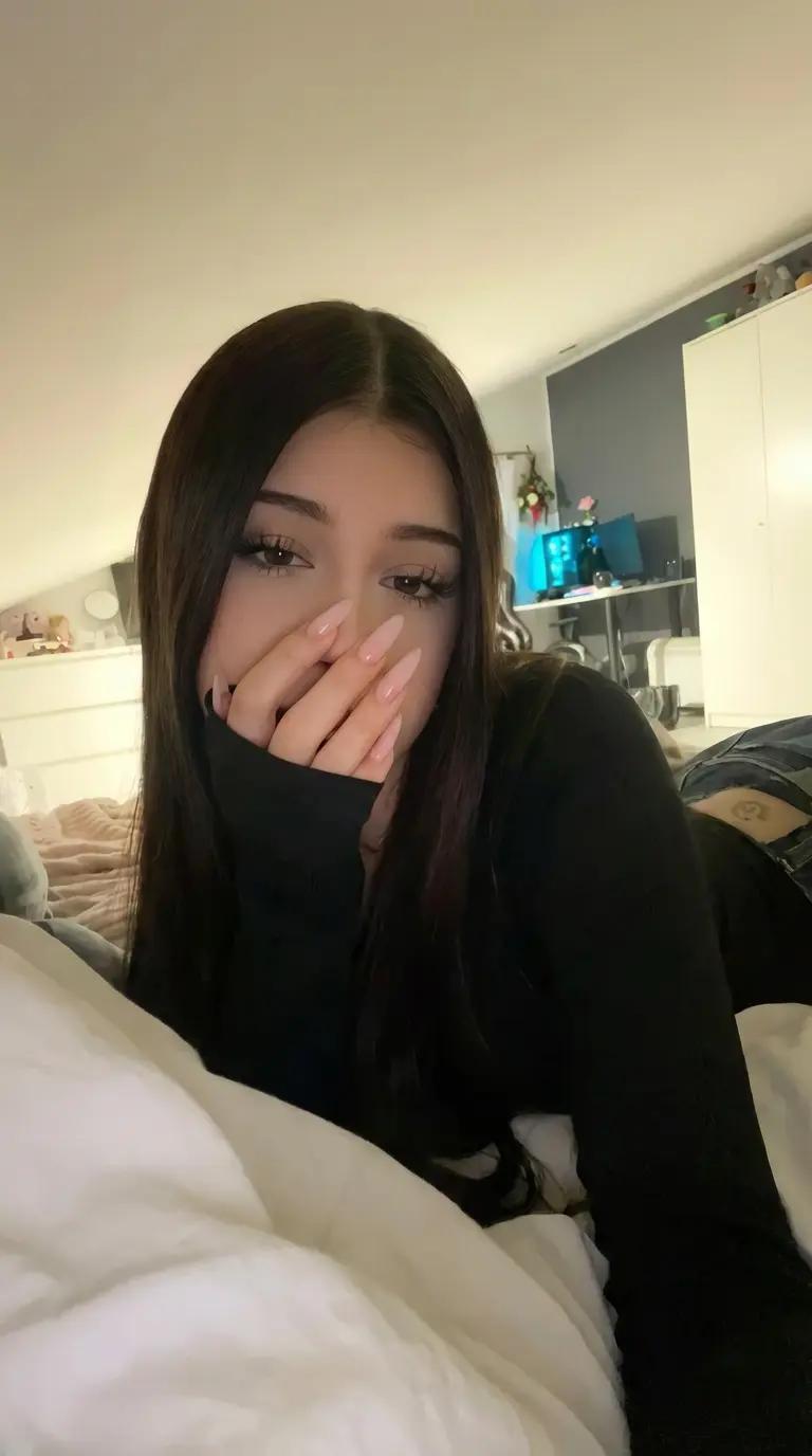 Valeria thumbnail