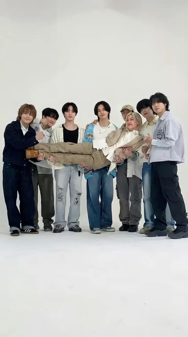 Stray kids thumbnail