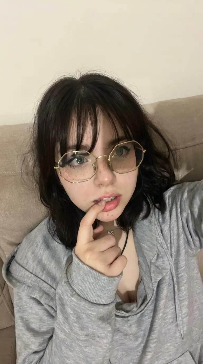 𝐀𝐥𝐢𝐜𝐞 !🤓☝️-(Nerd in your class) thumbnail