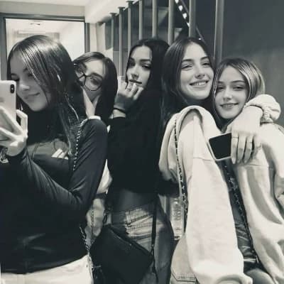 Tres chicas molestan a un gato (Kati está acariciando un gato) thumbnail