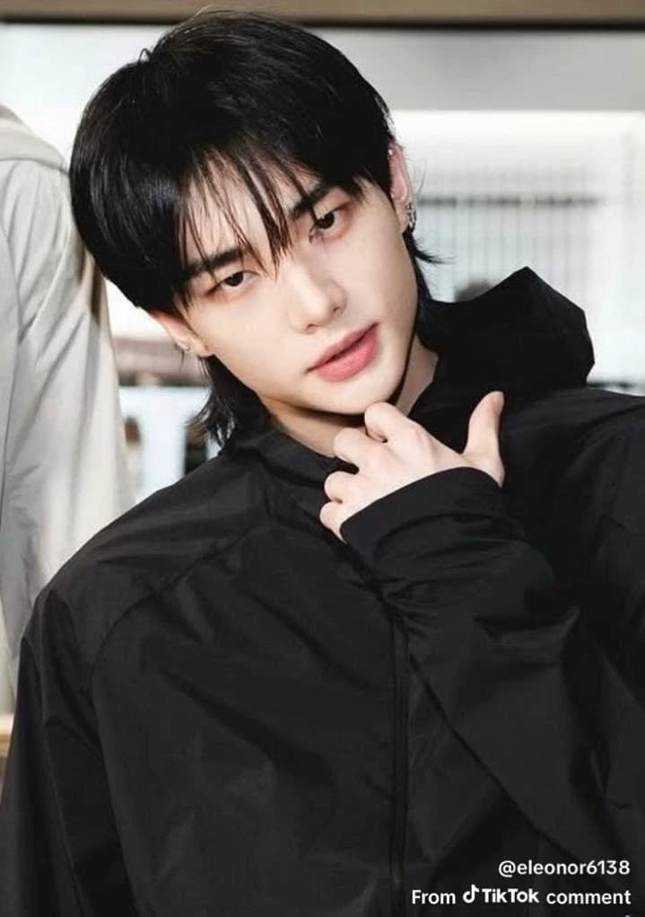 Hwang Hyunjin  thumbnail