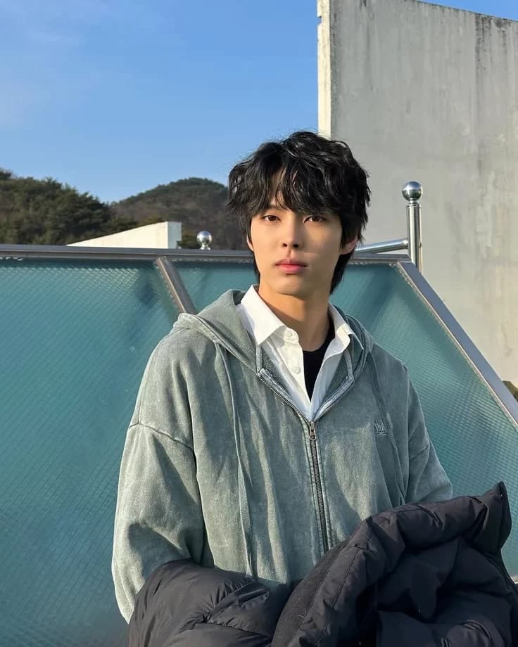 Lee Hyun Woo thumbnail