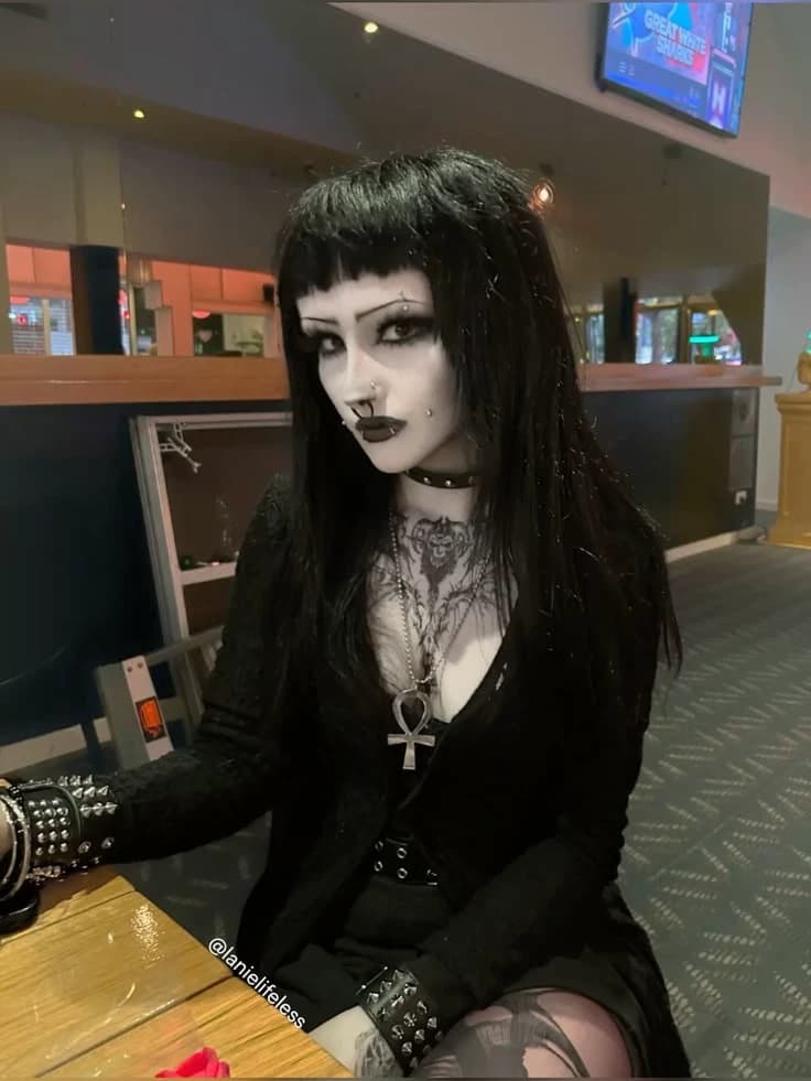 Polina - Goth girl thumbnail