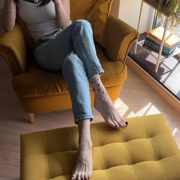 Mother with long feet thumbnail