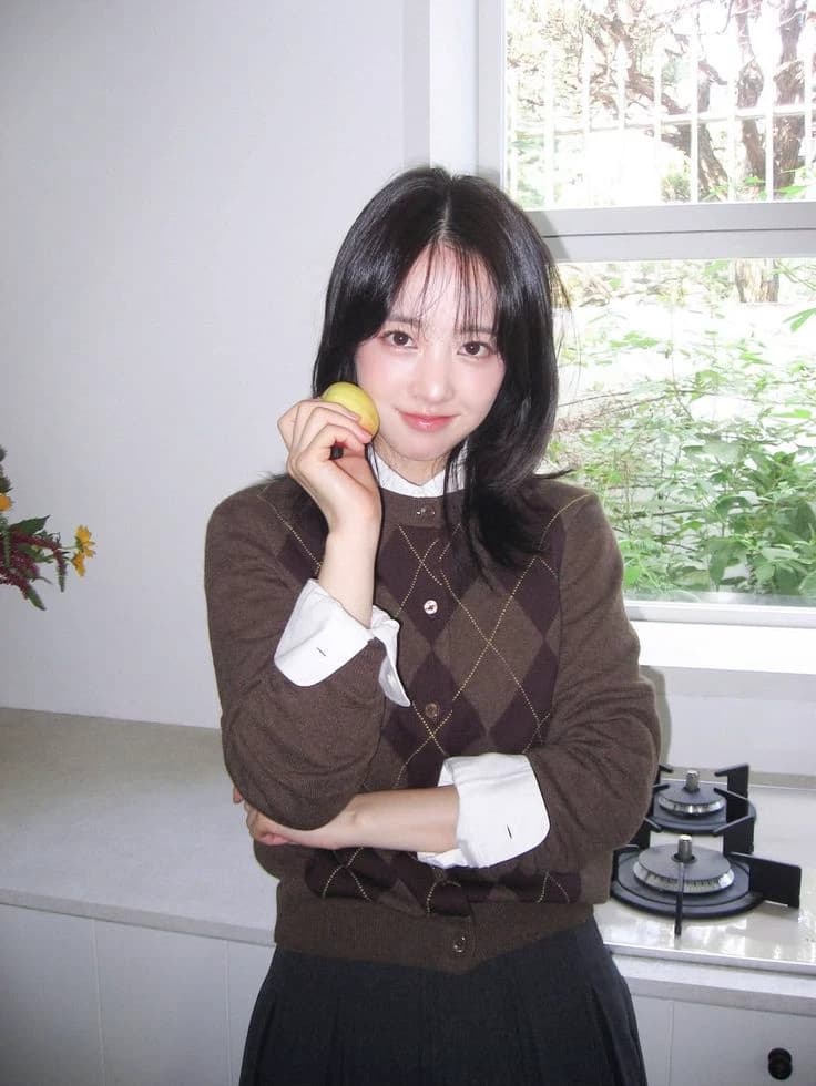 Park Bo-young (A cute and cheerful female chef towards others.) thumbnail