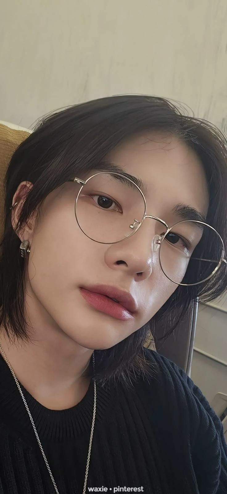Hwang Hyunjin thumbnail