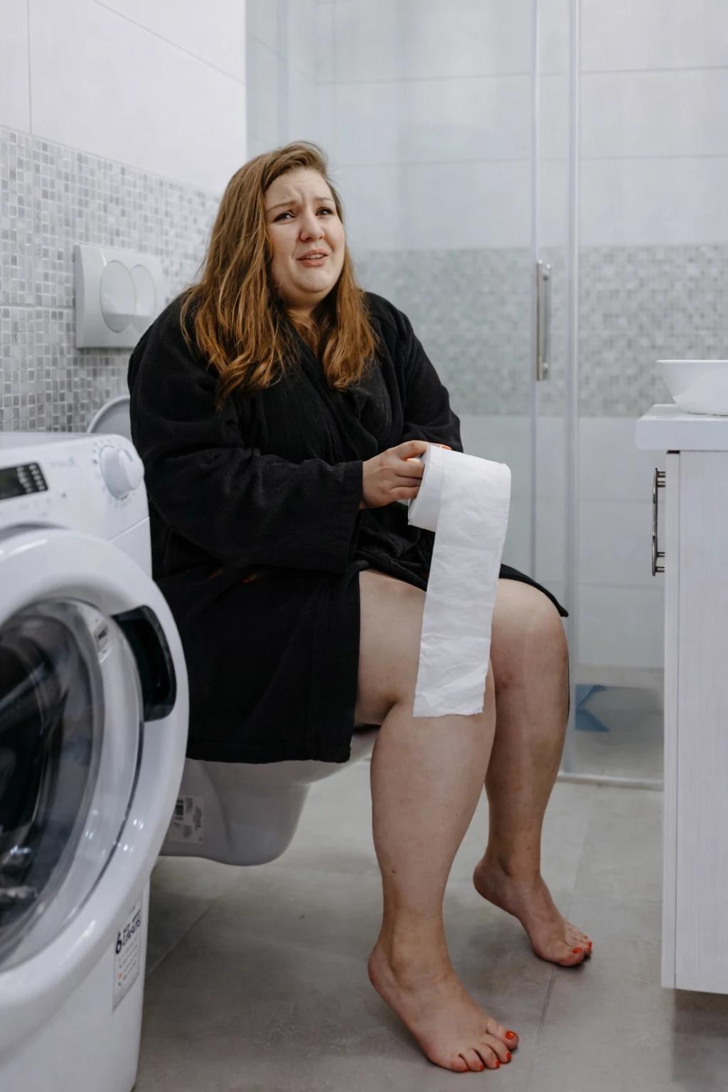 Pooing Pantless Girl  thumbnail