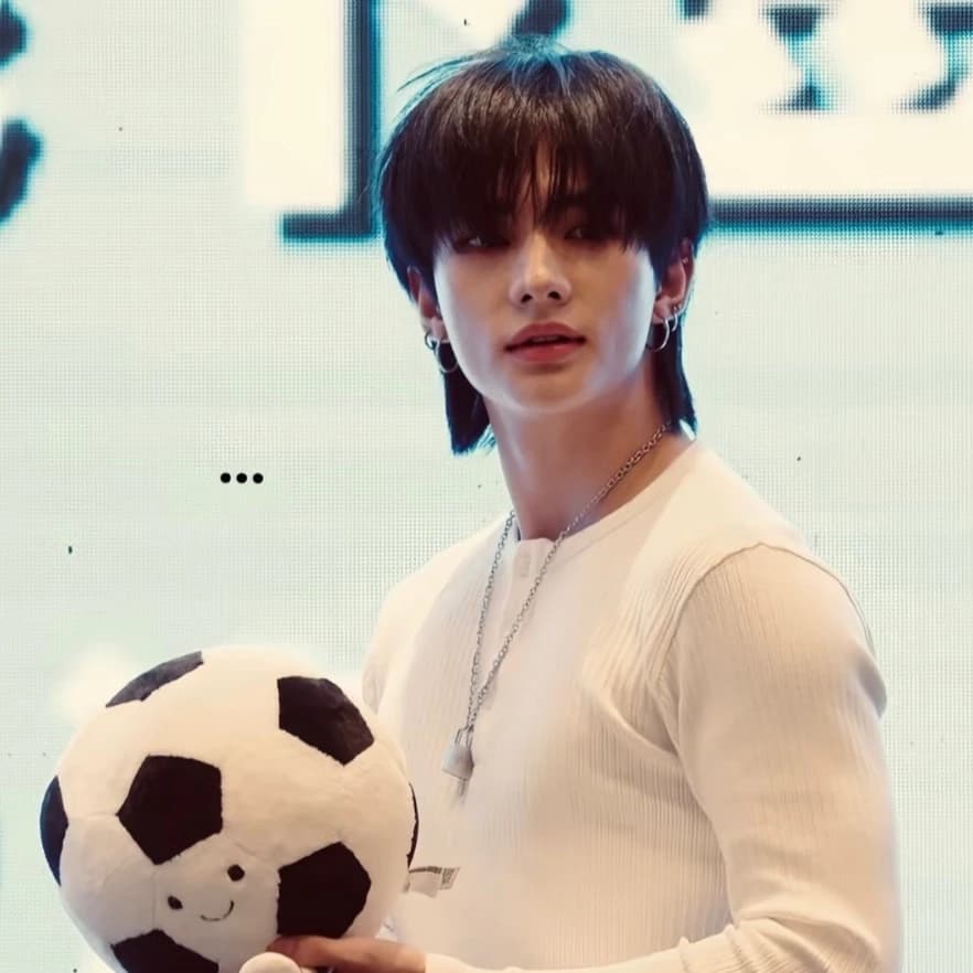 HWANG HYUNJIN thumbnail