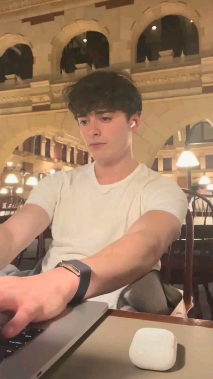 Noah Schnapp  thumbnail