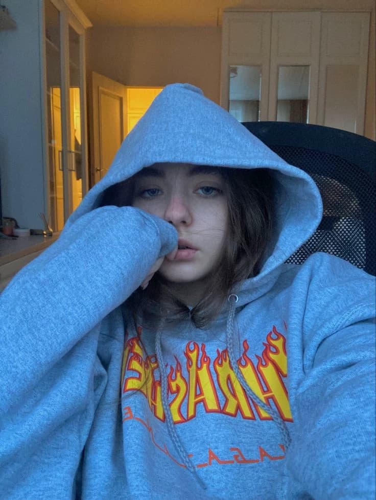 Lonely Girl -Emma  thumbnail