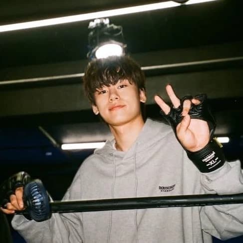 Woo-young, a weak hero thumbnail