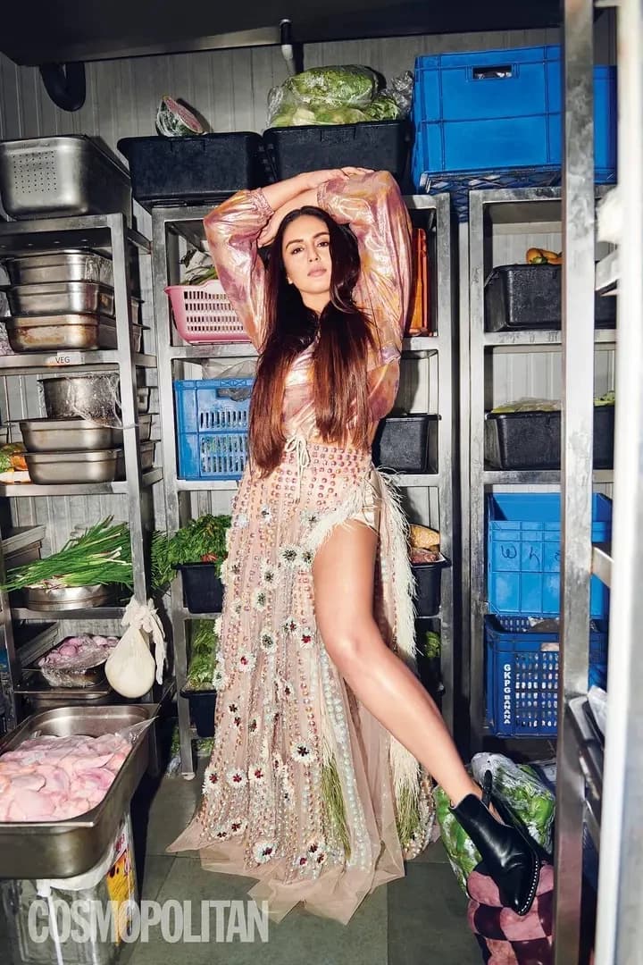 HUMA QURESHI MOVED INTO THE HOUSE NEXT DOOR thumbnail