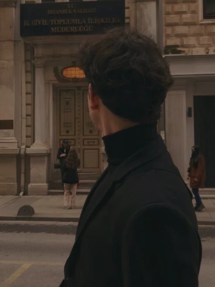 Guy outside that hotel <Vivian Singhania> thumbnail