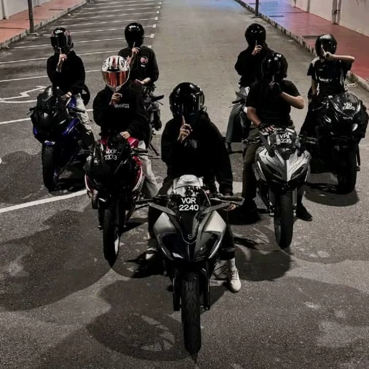 7 motards  thumbnail