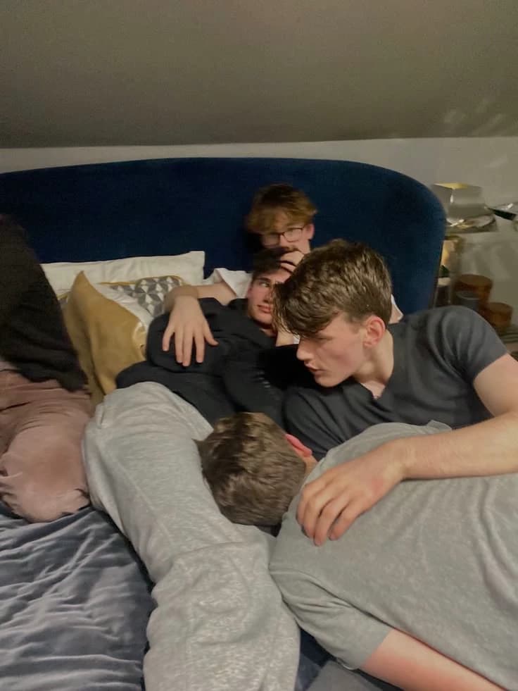 Um quadrisal de "amigos" bl thumbnail