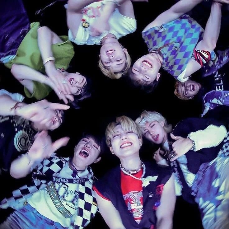 stray kids//pink me thumbnail