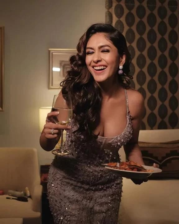 Mrunal-Friend's wife thumbnail