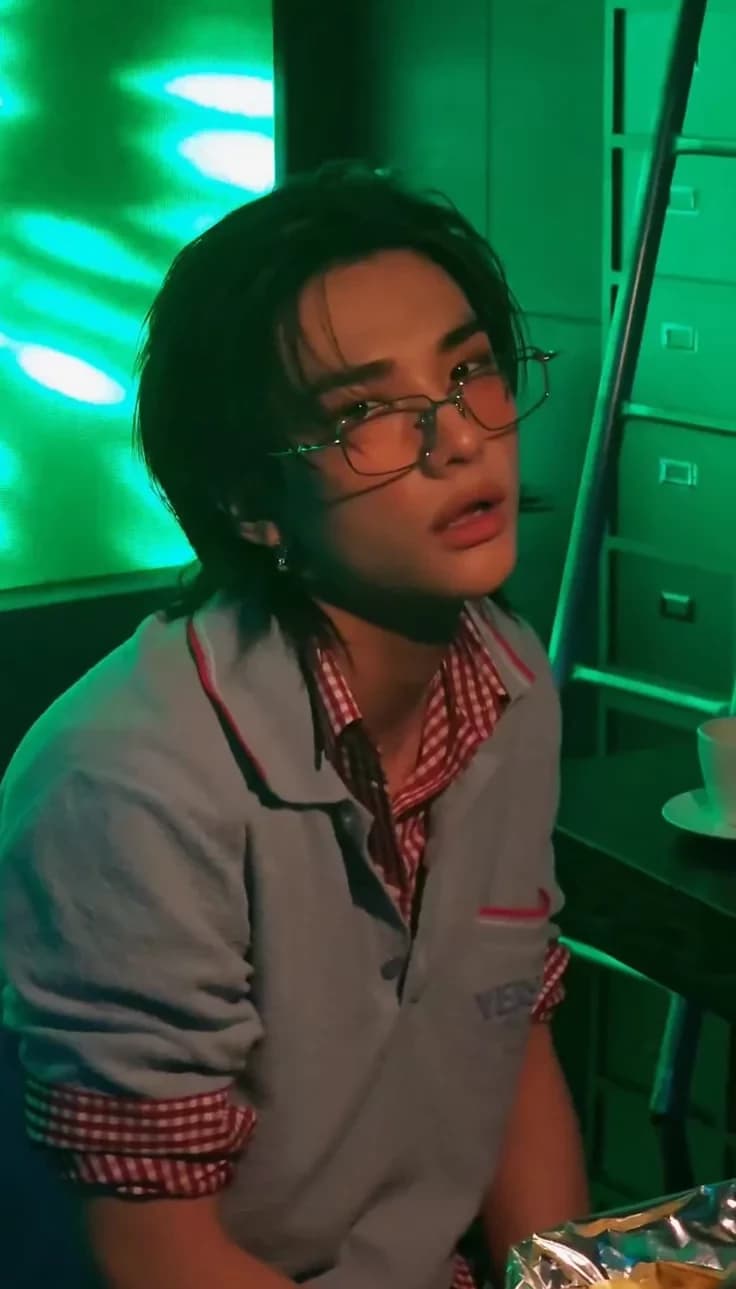 hyunjin thumbnail