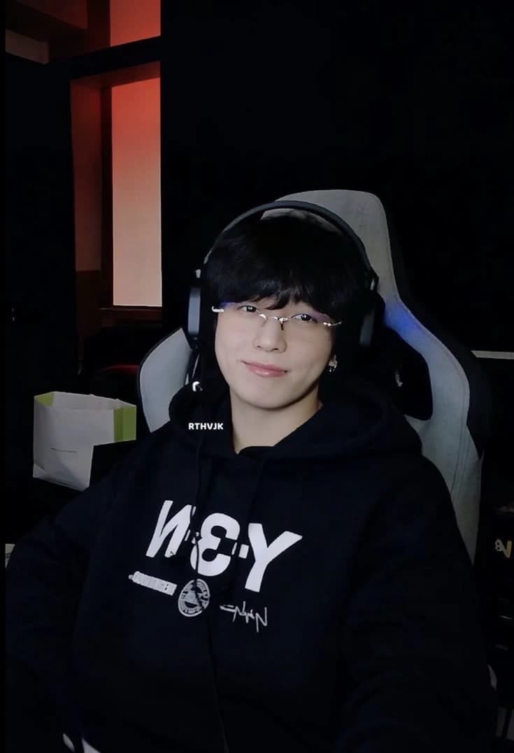 Jungkook| Your gamer roommate thumbnail