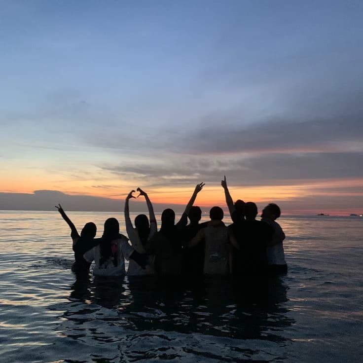 Group of friends, a interesting vacation . thumbnail