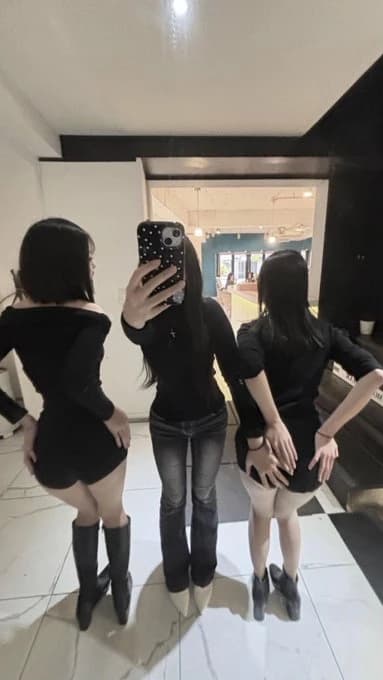 Chicas en el baño de la Universidad thumbnail