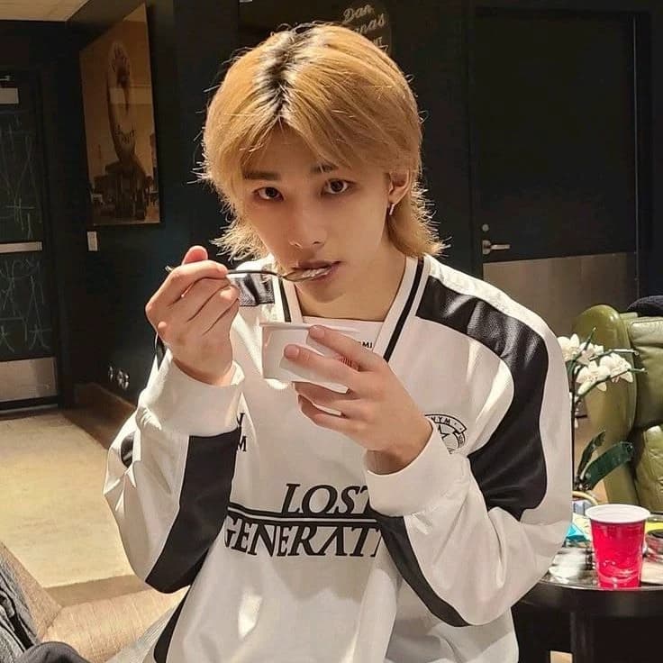 hwang hyunjin thumbnail
