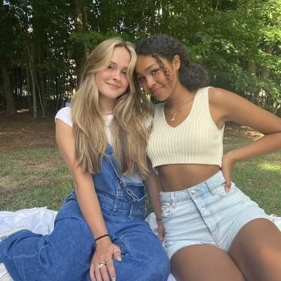 Emily y Maya  thumbnail