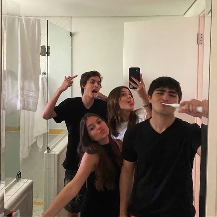 Group of 4 friends?! thumbnail