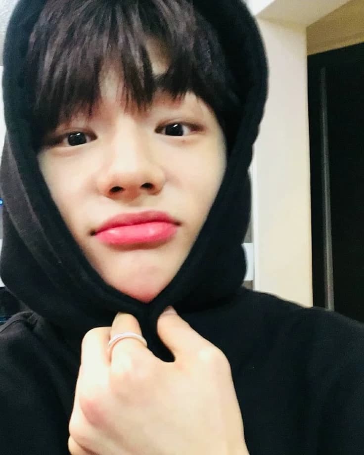 ` Hwang Hyunjin thumbnail