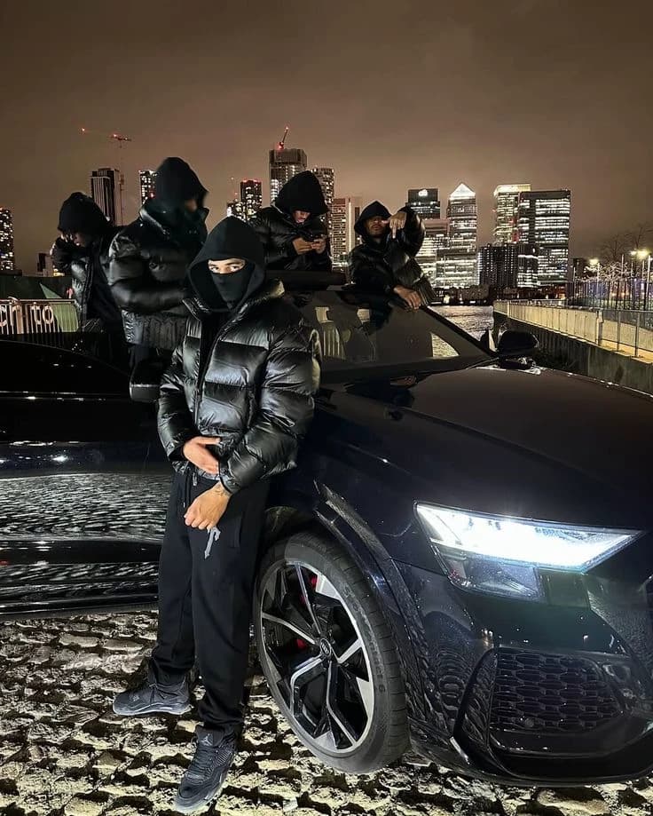 5 мужчин в масках в машине  thumbnail