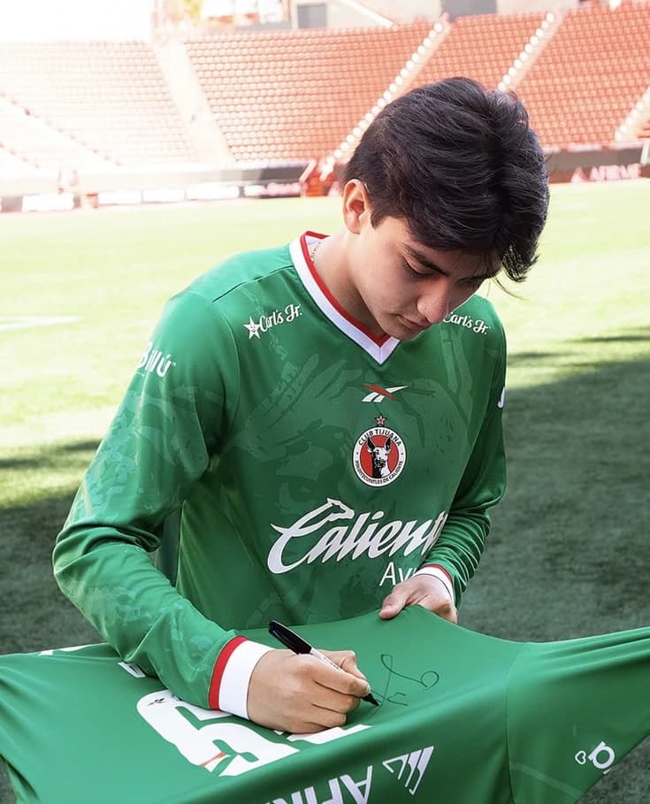 Gilberto Mora thumbnail