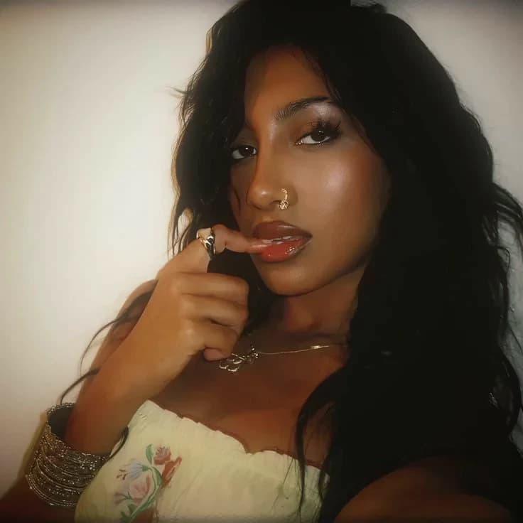 Lara paradise🌺 thumbnail
