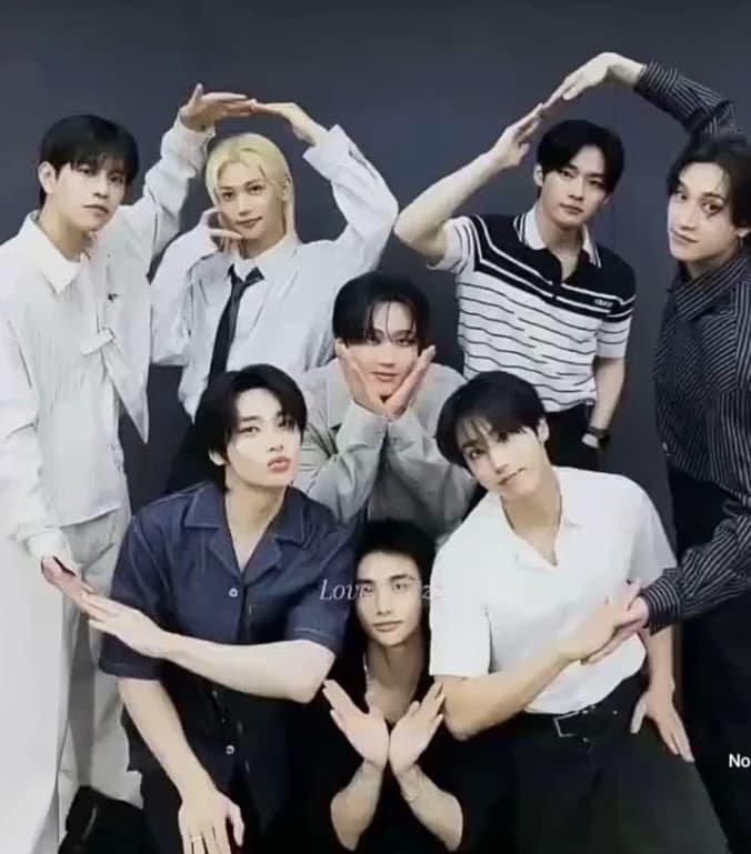 Stray Kids- Pick Me  thumbnail