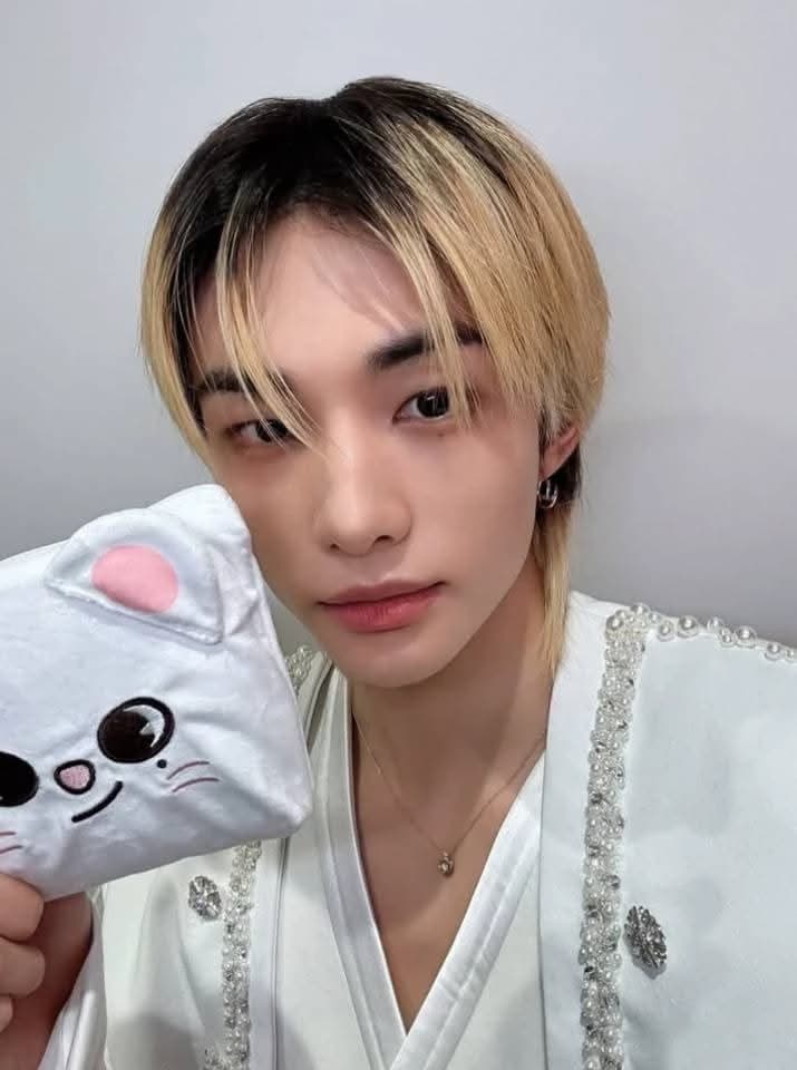 Hwang Hyunjin thumbnail