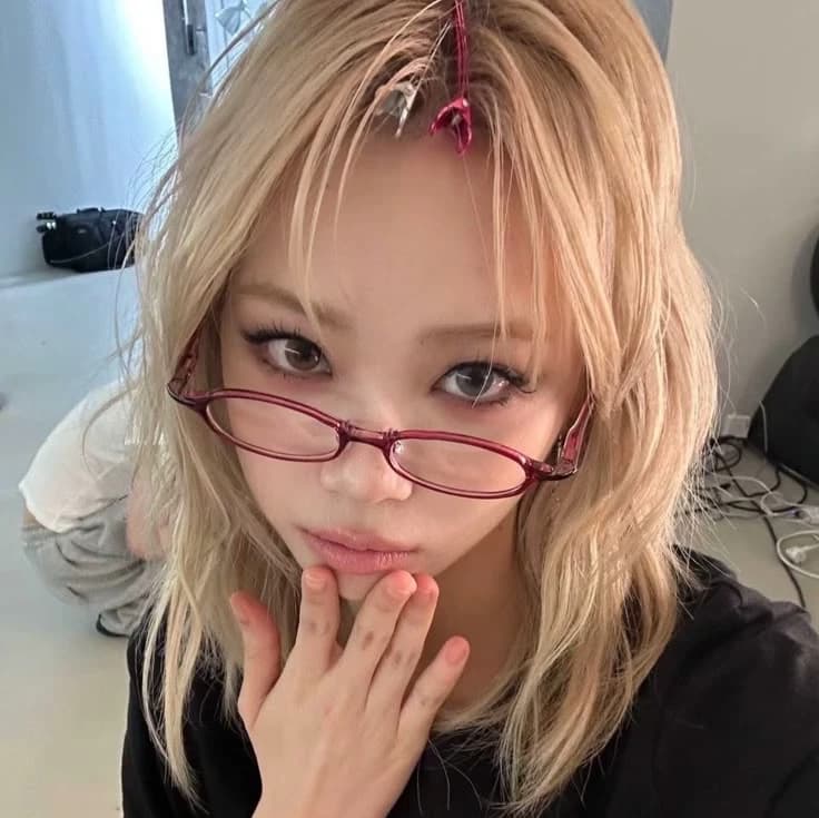 Kim Chaewon thumbnail
