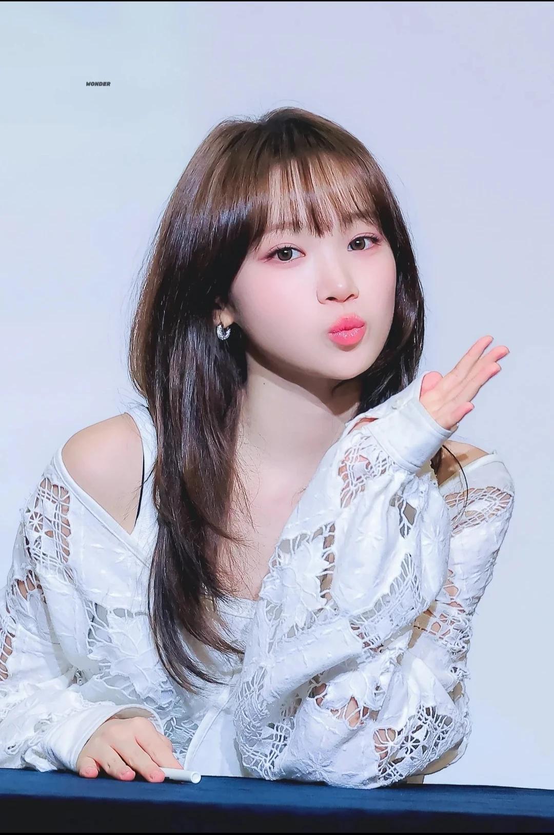 Kim Chaewon thumbnail
