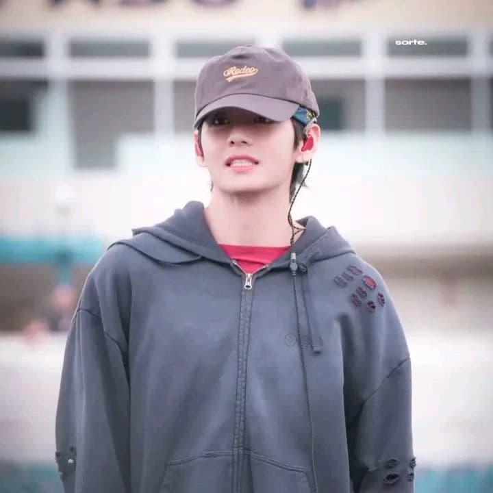Kim taehyung thumbnail