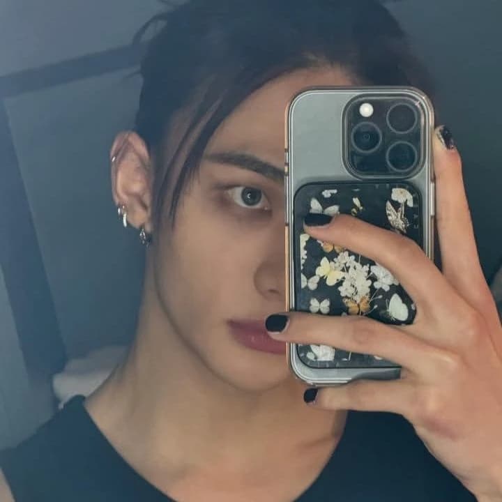 Hwang Hyunjin thumbnail