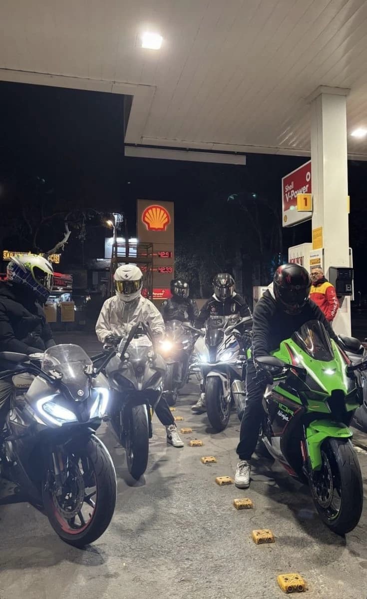 Group of bikers thumbnail